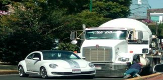 Se registra choque entre camión revolvedor y auto en el Libramiento Suroriente de Morelia