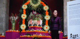 Claudia Sheinbaum dedica la ofrenda de Palacio Nacional a las mujeres indígenas de México
