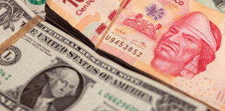 Peso mexicano retrocede frente al dólar pese a bajo volumen por feriado bancario
