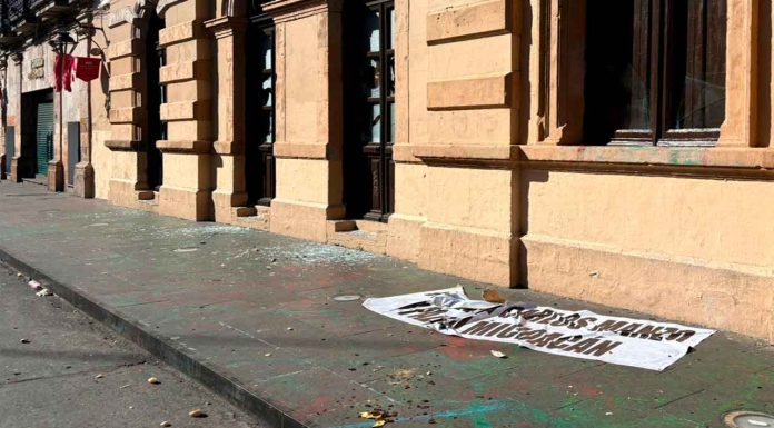 Con destrozos y detenidos, concluye marcha de estudiantes en favor de Carlos Manzo