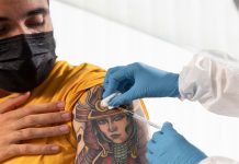 Tinta de tatuajes podría alterar la eficacia de algunas vacunas, indica estudio