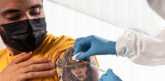 Tinta de tatuajes podría alterar la eficacia de algunas vacunas, indica estudio