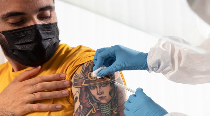 Tinta de tatuajes podría alterar la eficacia de algunas vacunas, indica estudio