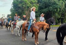 Realizan cabalgata por la paz en Uruapan, en honor al alcalde Carlos Manzo