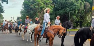 Realizan cabalgata por la paz en Uruapan, en honor al alcalde Carlos Manzo
