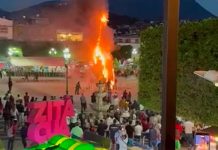 Incendio afecta árbol navideño en plaza Benito Juárez durante marcha
