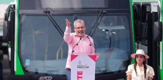 Bedolla moderniza el transporte en Uruapan; entrega primeras 80 unidades nuevas