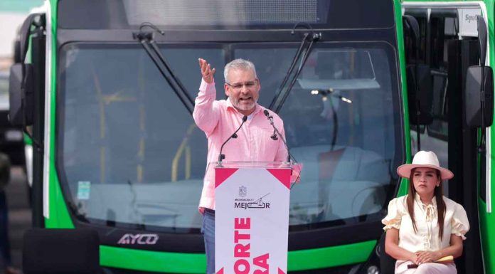 Bedolla moderniza el transporte en Uruapan; entrega primeras 80 unidades nuevas