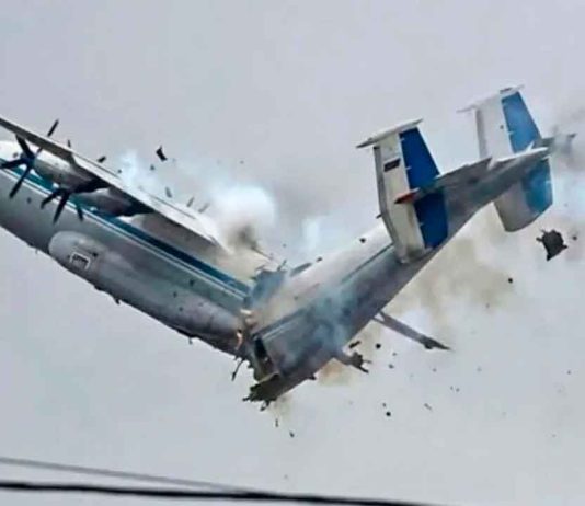 Se parte en dos un avión militar ruso An-22 en pleno vuelo: mueren siete personas