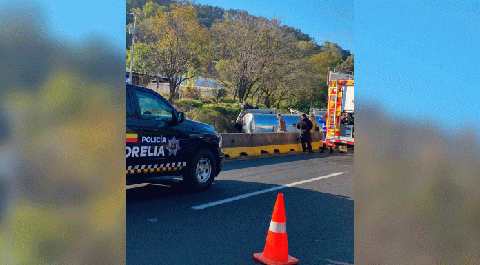 Precaución vuelca trailer pipa, en la Morelia – Pátzcuaro