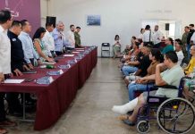 Entrega Bedolla apoyos a víctimas de explosión en Coahuayana