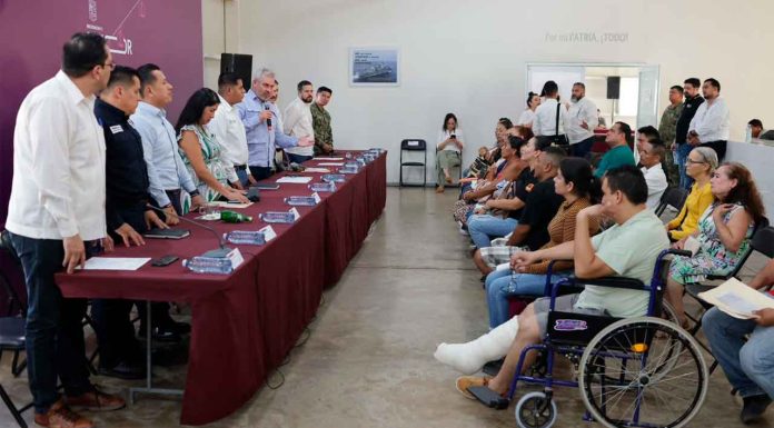 Entrega Bedolla apoyos a víctimas de explosión en Coahuayana