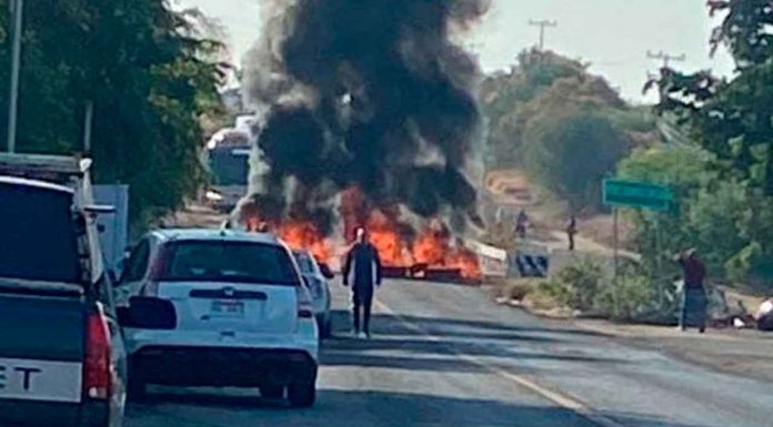 De nueva cuenta familiares de desaparecidos en Buenavista bloquean la carretera Apatzingán–Tepalcatepec