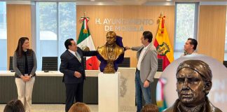 Padilla Retana dona busto de Morelos para el Ayuntamiento