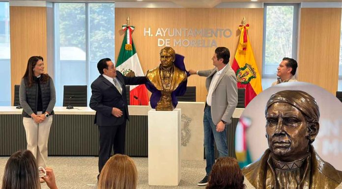 Padilla Retana dona busto de Morelos para el Ayuntamiento