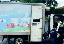 Normalistas le prenden fuego a camión repartidor a la altura de Las Tarascas, Morelia