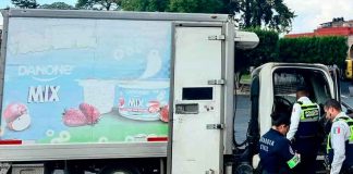 Normalistas le prenden fuego a camión repartidor a la altura de Las Tarascas, Morelia