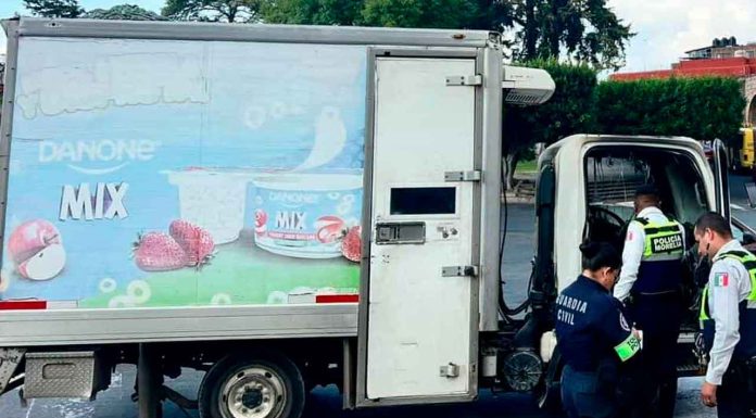 Normalistas le prenden fuego a camión repartidor a la altura de Las Tarascas, Morelia