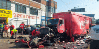 Daños materiales, resultado de choque entre camión de Coca y camioneta en libramiento norte