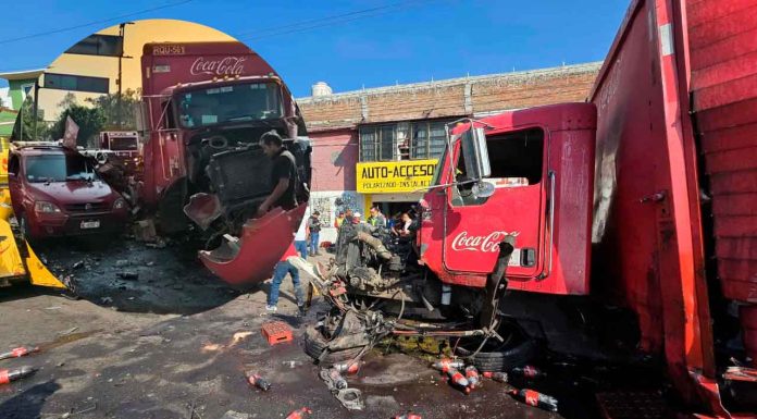 Se accidenta camión de la Coca-Cola en el libramiento de Morelia