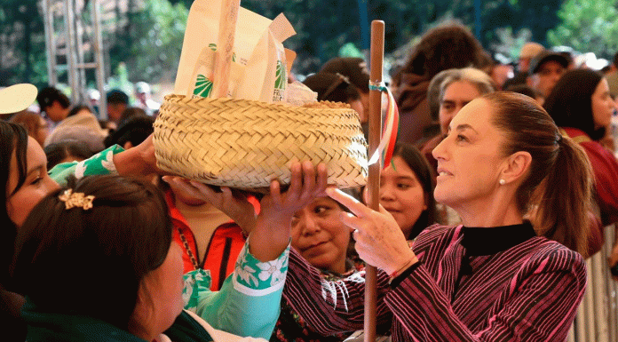 Presidenta Claudia Sheinbaum firma restitución de tierras, inaugura centro libre para mujeres y conversa con jóvenes en gira por chihuahua