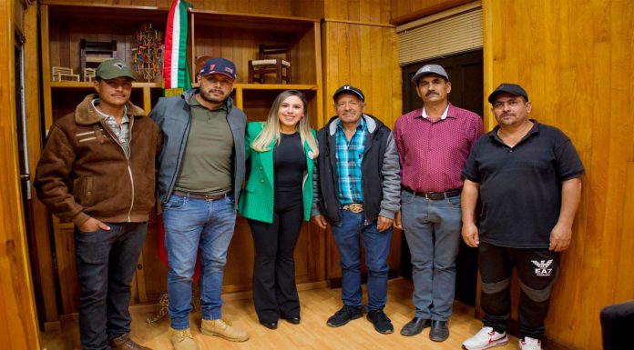 Presidenta Dayana Pérez fortalece acuerdos y entrega apoyo para el retablo en Las Charandas
