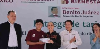 Presidenta Claudia Sheinbaum entrega tarjetas de la beca “Benito Juárez” y supervisa avance del 90% de construcción del bachillerato en el Marques, Querétaro