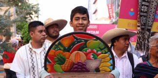 Cientos de personas artesanas pintan el Tianguis de Occidente de Zamora en desfile inaugural