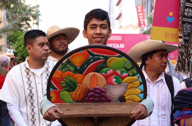 Cientos de personas artesanas pintan el Tianguis de Occidente de Zamora en desfile inaugural