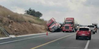 Pipa que trasladaba amoniaco se accidenta en la autopista Pátzcuaro – Copándaro