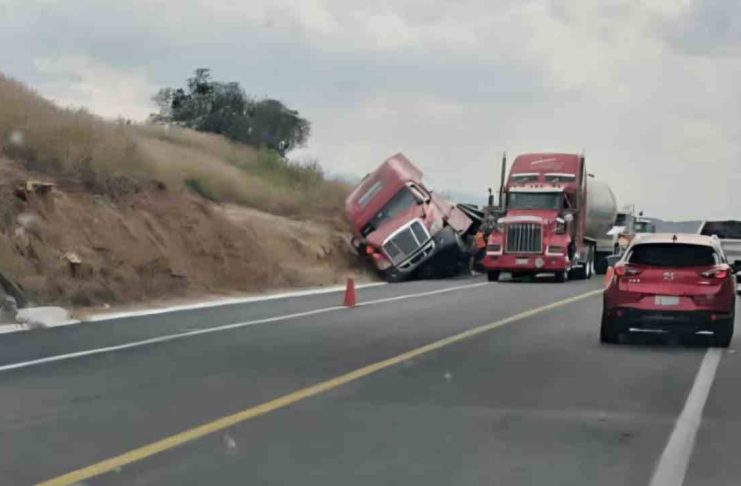 Pipa que trasladaba amoniaco se accidenta en la autopista Pátzcuaro – Copándaro