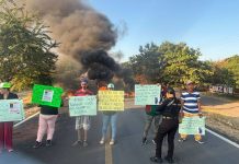 Pobladores de Buenavista bloquean carretera para denuncia desaparición de personas; señalan a la policía de Tepalcatepec