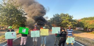 Pobladores de Buenavista bloquean carretera para denuncia desaparición de personas; señalan a la policía de Tepalcatepec