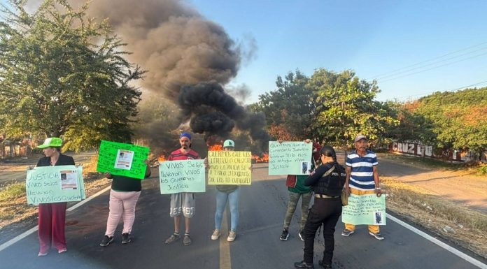 Pobladores de Buenavista bloquean carretera para denuncia desaparición de personas; señalan a la policía de Tepalcatepec
