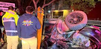 Camioneta vuelca sobre la Calzada Benito Juárez de Uruapan