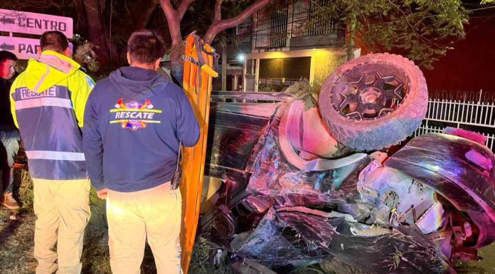 Camioneta vuelca sobre la Calzada Benito Juárez de Uruapan