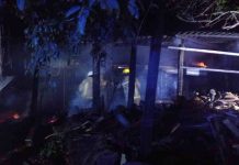 Bomberos sofocan incendio en vivienda abandonada de Apatzingán