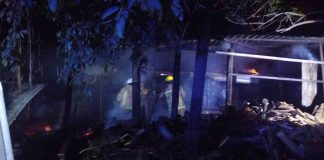 Bomberos sofocan incendio en vivienda abandonada de Apatzingán