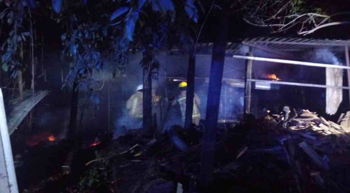 Bomberos sofocan incendio en vivienda abandonada de Apatzingán