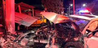 Auto choca contra inmueble en Tacámbaro; 2 adolescentes quedan heridos