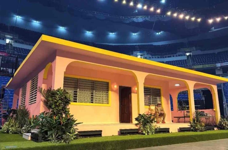 Ocesa ofrece reembolsos tras quejas en redes por cambio de la “casita” de Bad Bunny en CDMX