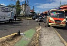 Camión urbano choca contra bolardos al poniente de Morelia; hay 3 menores heridos