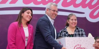 Bedolla impulsa autonomía económica de michoacanas; da más de 300 kits de autoempleo