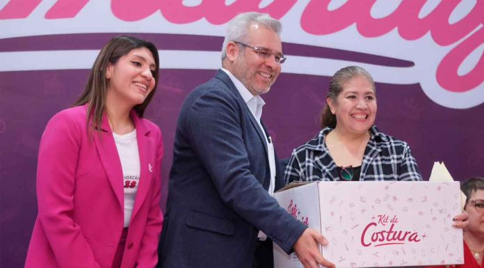 Bedolla impulsa autonomía económica de michoacanas; da más de 300 kits de autoempleo