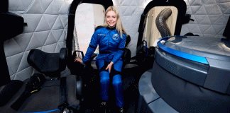 Mujer hace historia al convertirse en la primera usuaria de silla de ruedas en viajar al espacio