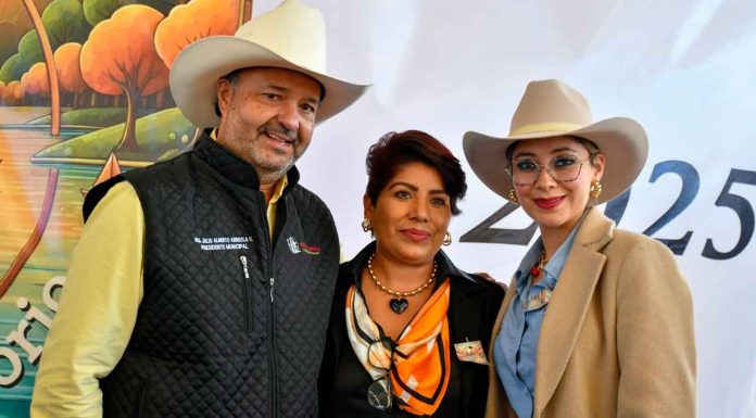 Julio Arreola apuesta por la educación y reconoce 20 años del CECyTEM Huecorio