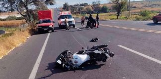 Pareja de jóvenes se accidenta a bordo de su motocicleta, en la carretera La Piedad Numarán