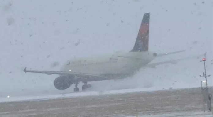 Nueva York declara estado de emergencia mientras una intensa tormenta invernal paraliza el noreste de Estados Unidos
