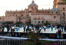 Ya se registran accidentes en la pista de hielo en el centro de Morelia