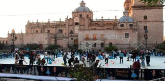 Ya se registran accidentes en la pista de hielo en el centro de Morelia